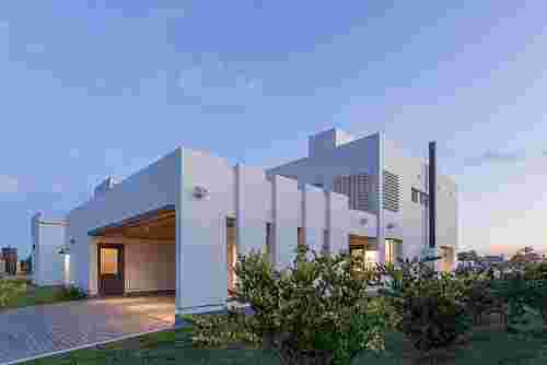 House Patio by Arrillaga Parola Arquitectos