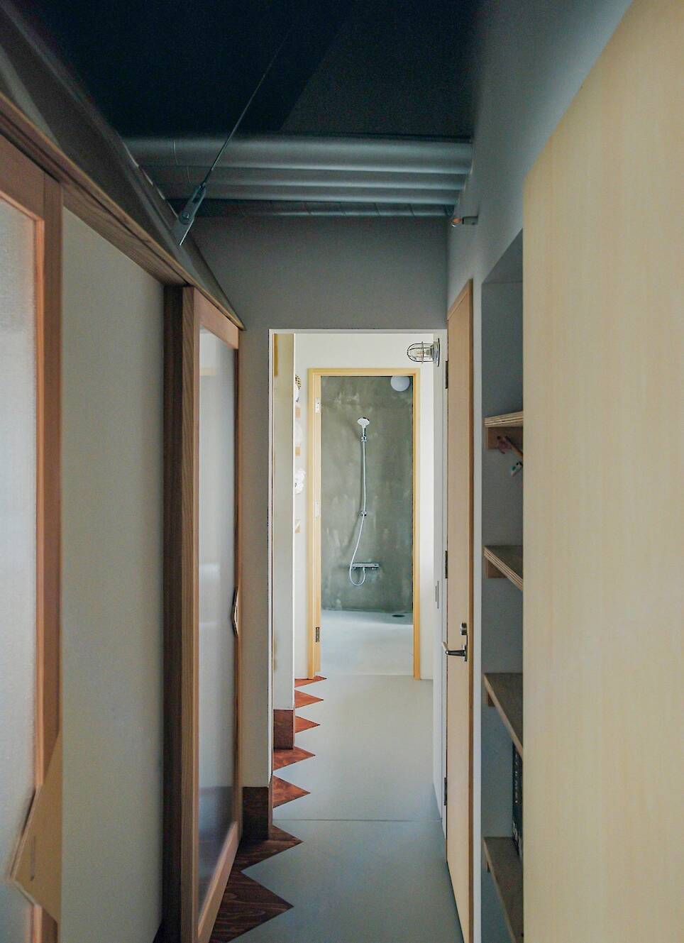 Rough plastered walls decorate the bathroom