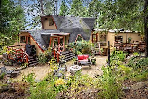 Looking for a Compound? Here’s a Geodesic Getaway in the Sierra Foothills