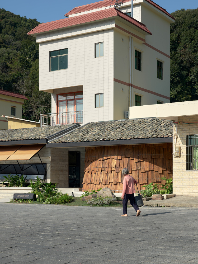 Coffee or Tea: Third Places, Kiosks, and the Retail Architecture of Duration