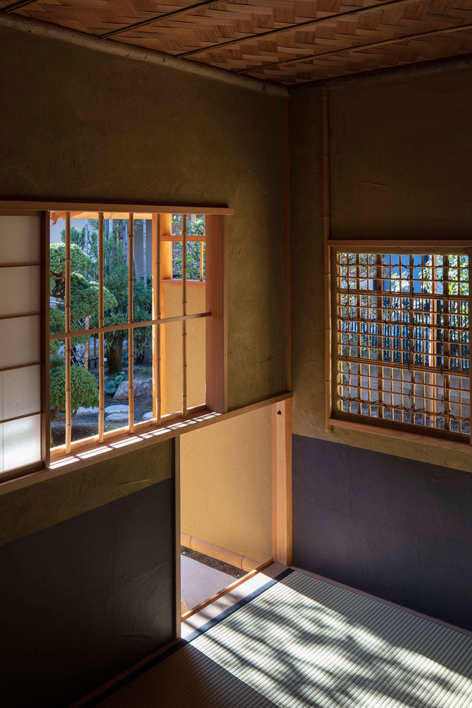 Coffee or Tea: Third Places, Kiosks, and the Retail Architecture of Duration