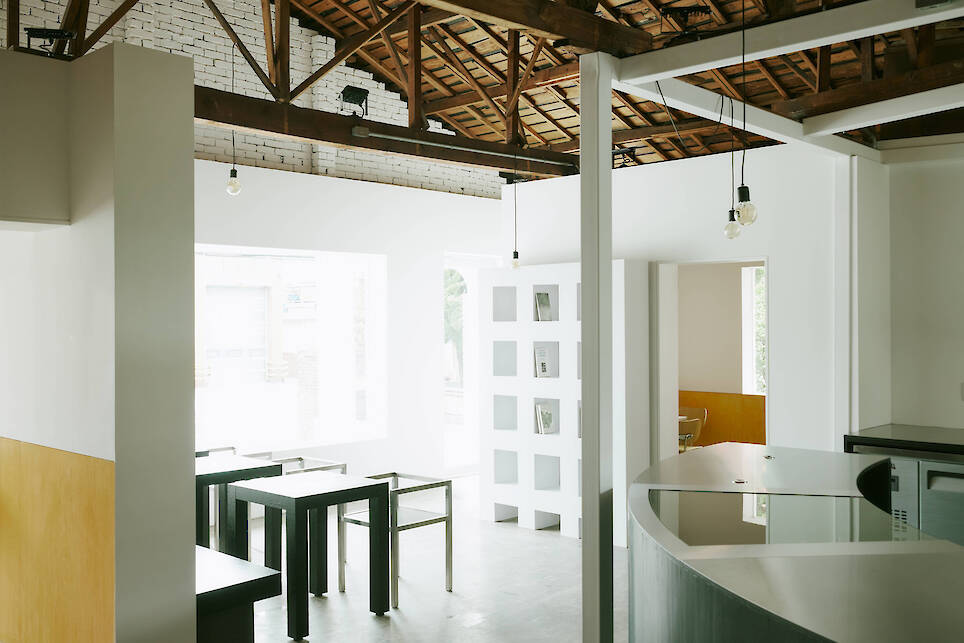 Coffee or Tea: Third Places, Kiosks, and the Retail Architecture of Duration