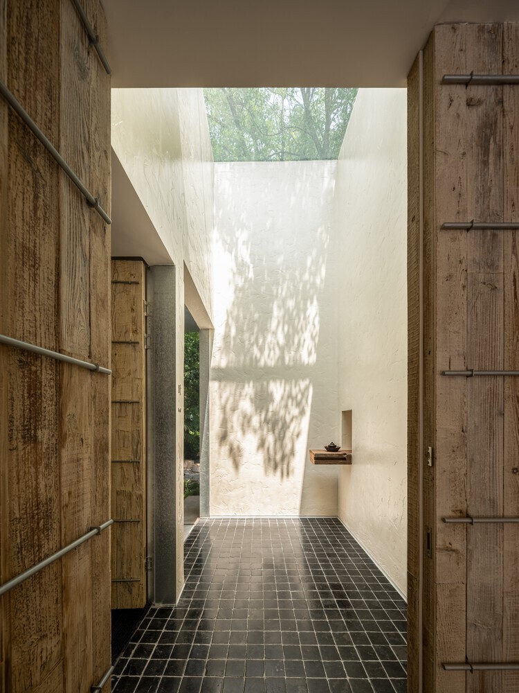 Coffee or Tea: Third Places, Kiosks, and the Retail Architecture of Duration