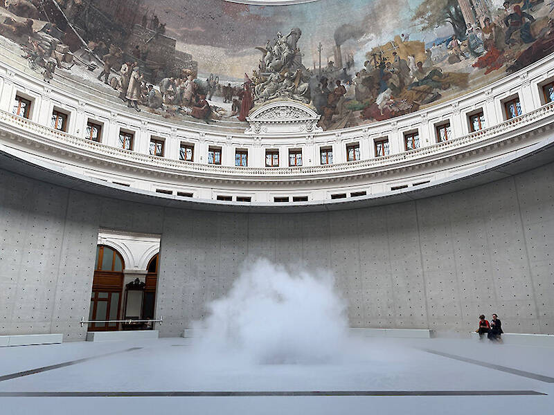 Living fog cloud by fujiko nakaya fills tadao ando’s rotunda at paris’s bourse de commerce