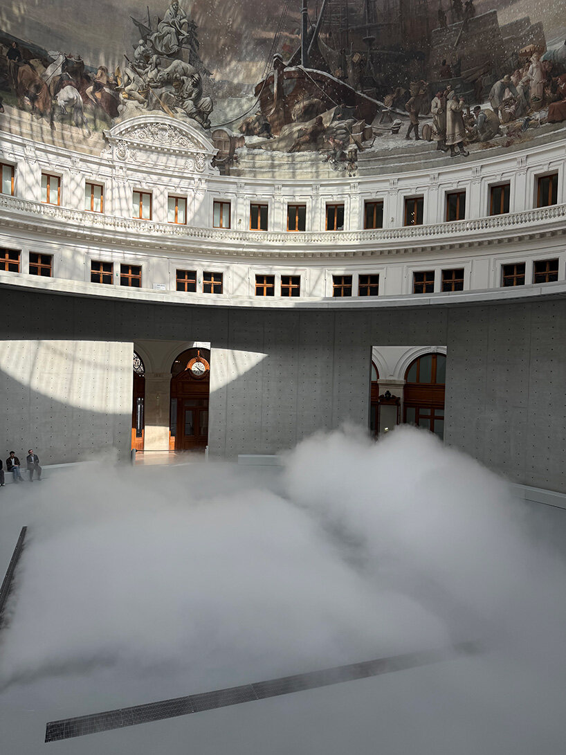 Living fog cloud by fujiko nakaya fills tadao ando’s rotunda at paris’s bourse de commerce