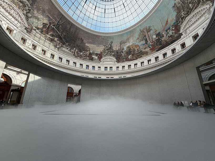 Living fog cloud by fujiko nakaya fills tadao ando’s rotunda at paris’s bourse de commerce