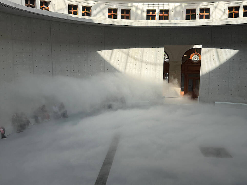Living fog cloud by fujiko nakaya fills tadao ando’s rotunda at paris’s bourse de commerce