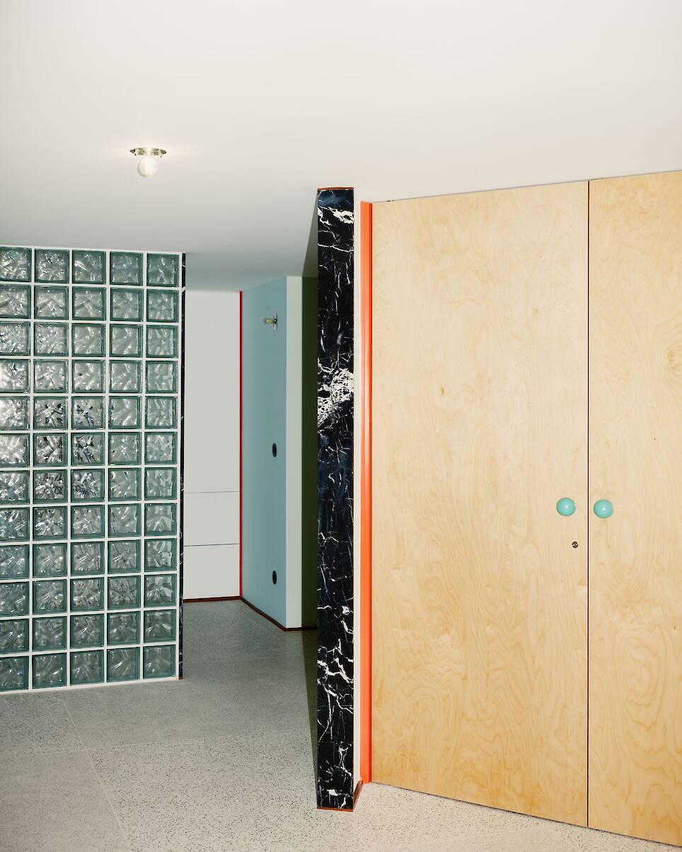 Apartment of Skewed Relations / fala