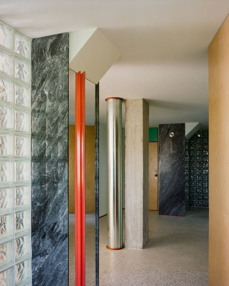 Apartment of Skewed Relations / fala