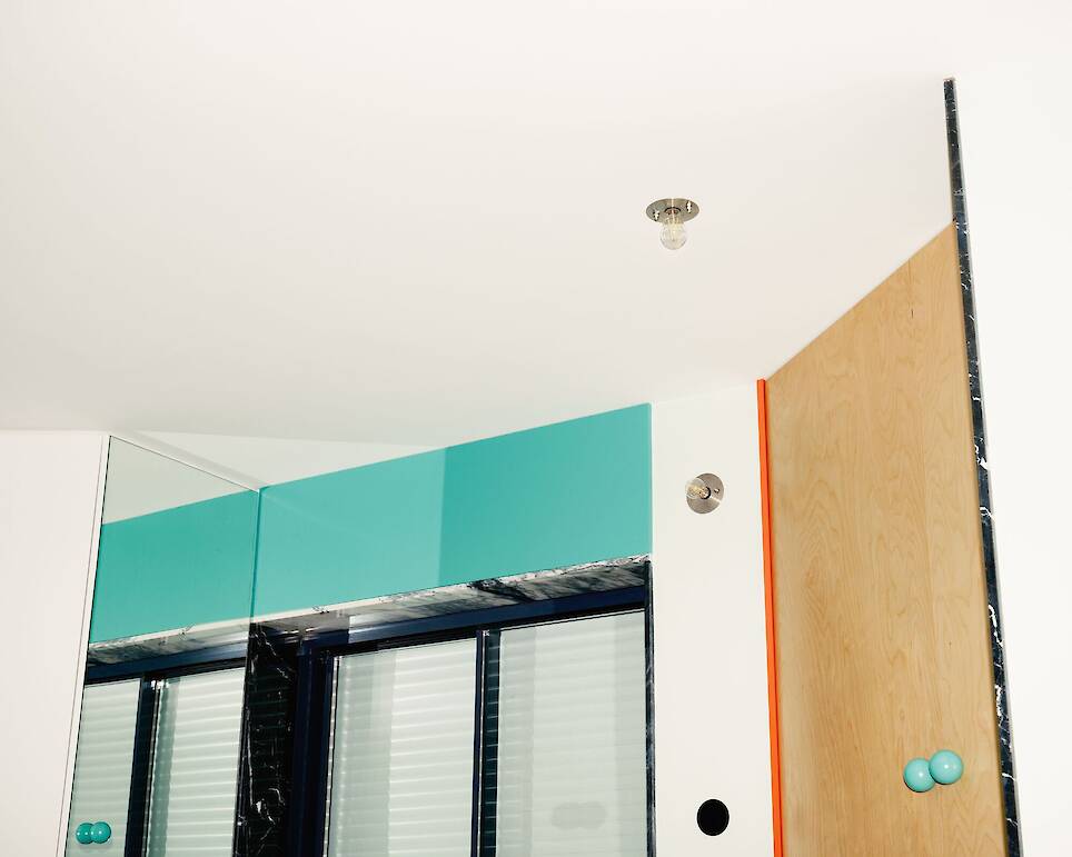 Apartment of Skewed Relations / fala