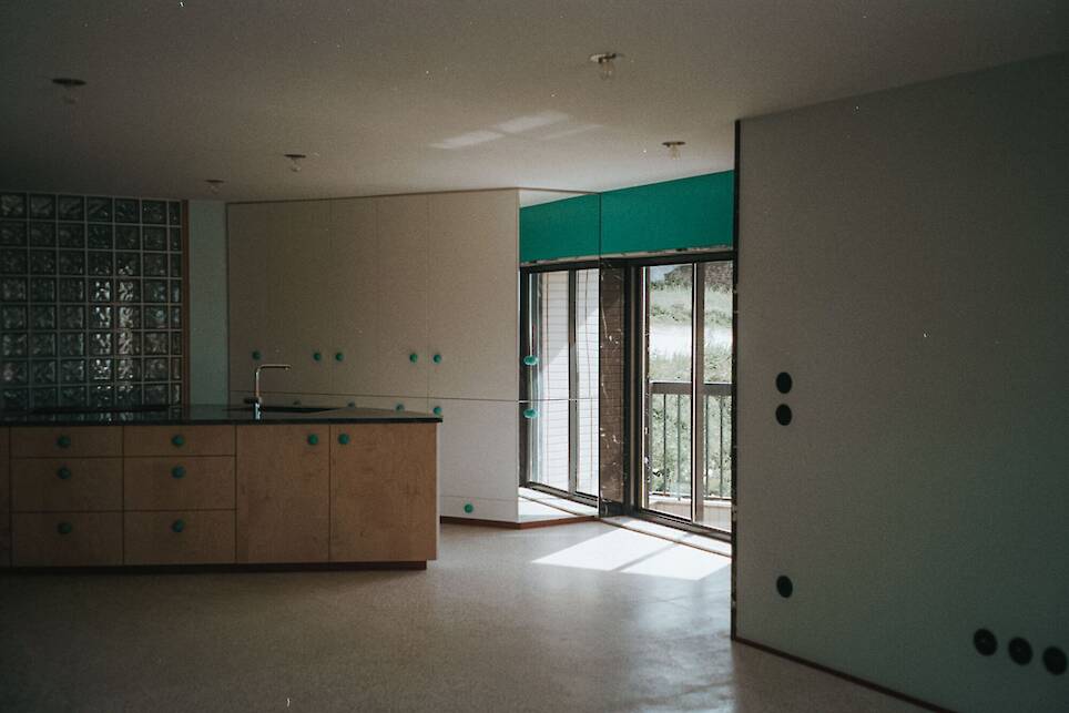 Apartment of Skewed Relations / fala