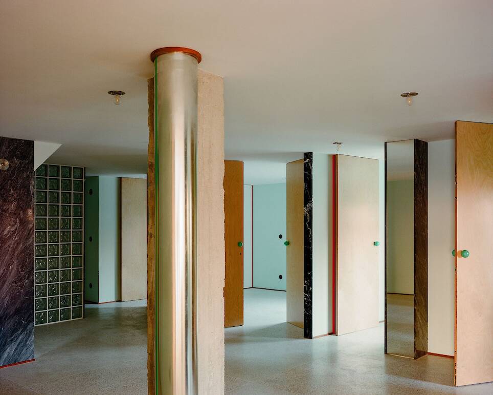 Apartment of Skewed Relations / fala