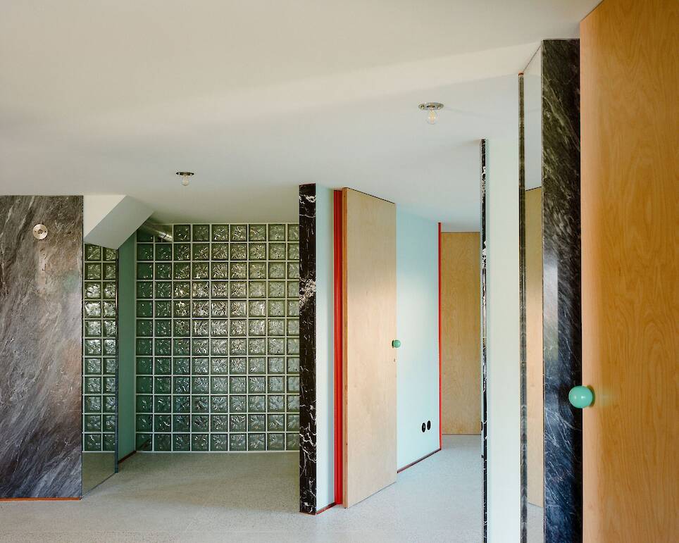 Apartment of Skewed Relations / fala