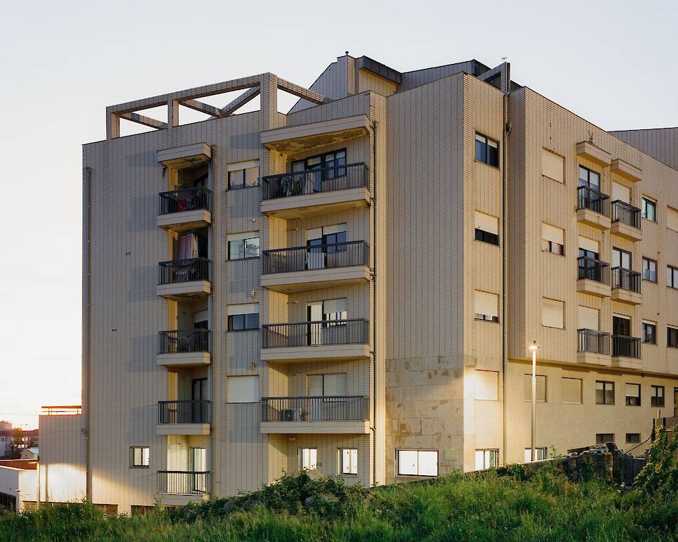 Apartment of Skewed Relations / fala