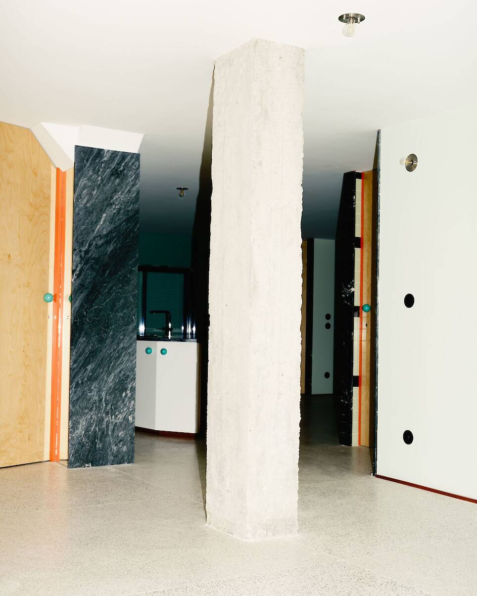 Apartment of Skewed Relations / fala