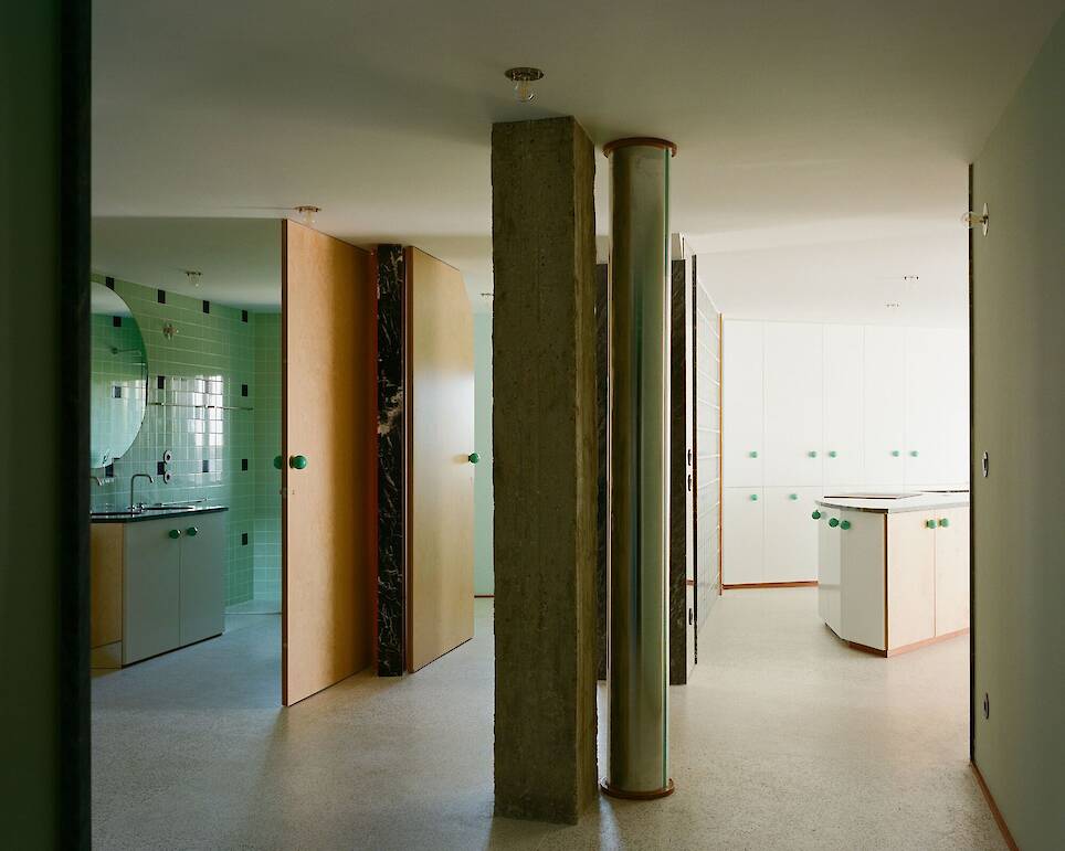 Apartment of Skewed Relations / fala