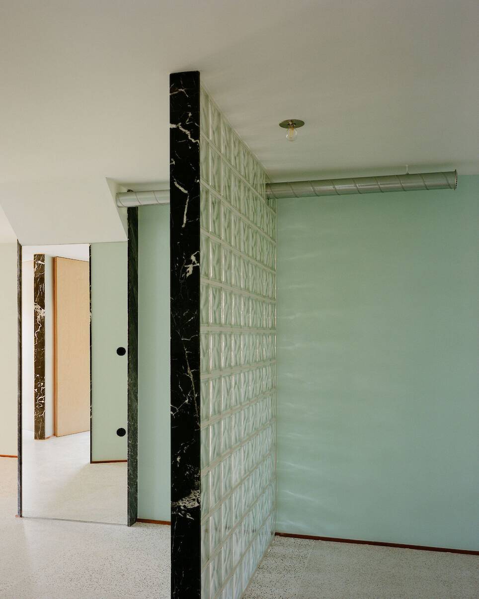 Apartment of Skewed Relations / fala