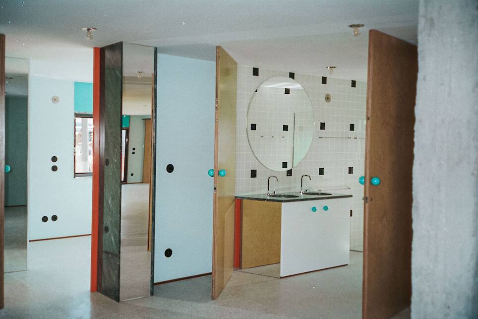 Apartment of Skewed Relations / fala