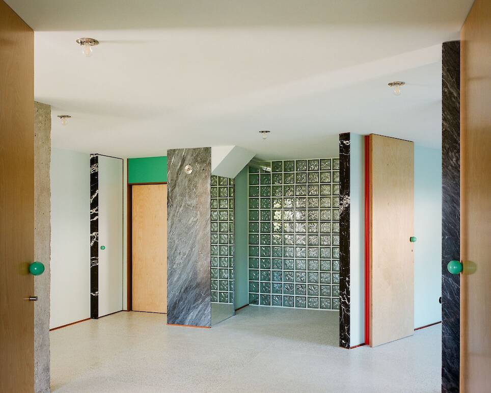 Apartment of Skewed Relations / fala