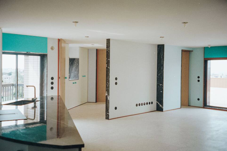 Apartment of Skewed Relations / fala