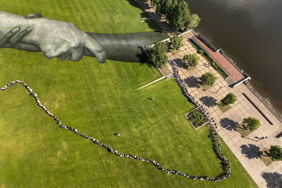 23,000-Square-Foot Clasping Arms Celebrate Community Resilience in Minneapolis