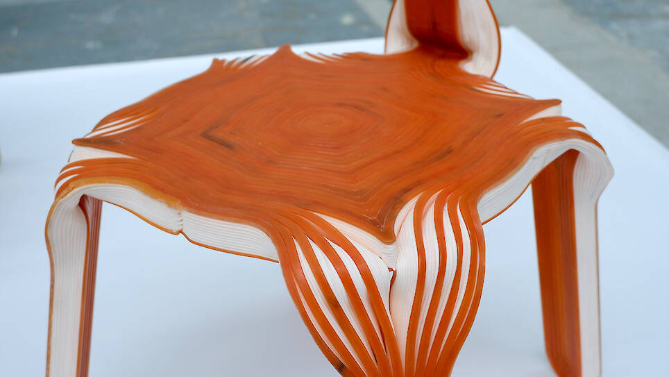 Hand-bent after 3D printing, oberdoerfer & krebs’ seating rethinks digital fabrication