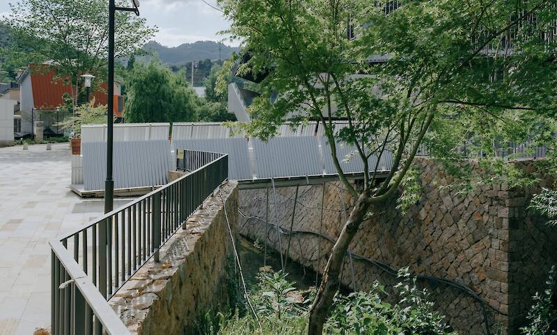Easel Bridge / XBTW OFFICE