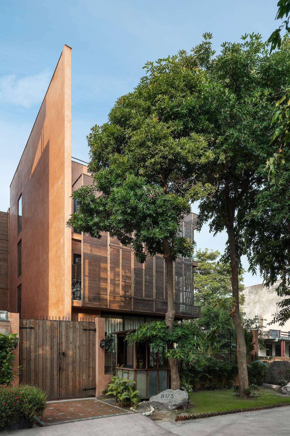 A Tale of Tinted Courts Residence / Architects Collaborative