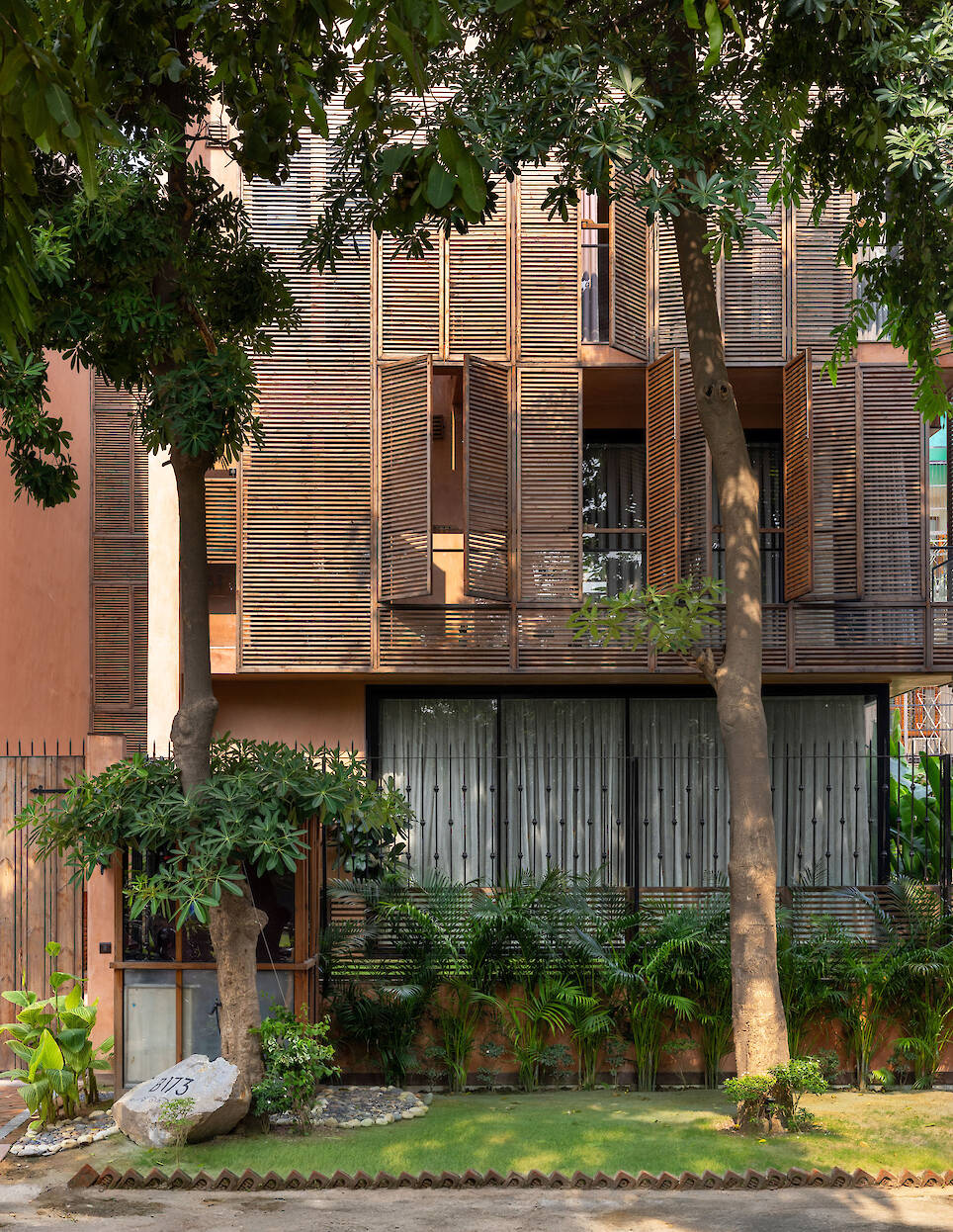 A Tale of Tinted Courts Residence / Architects Collaborative