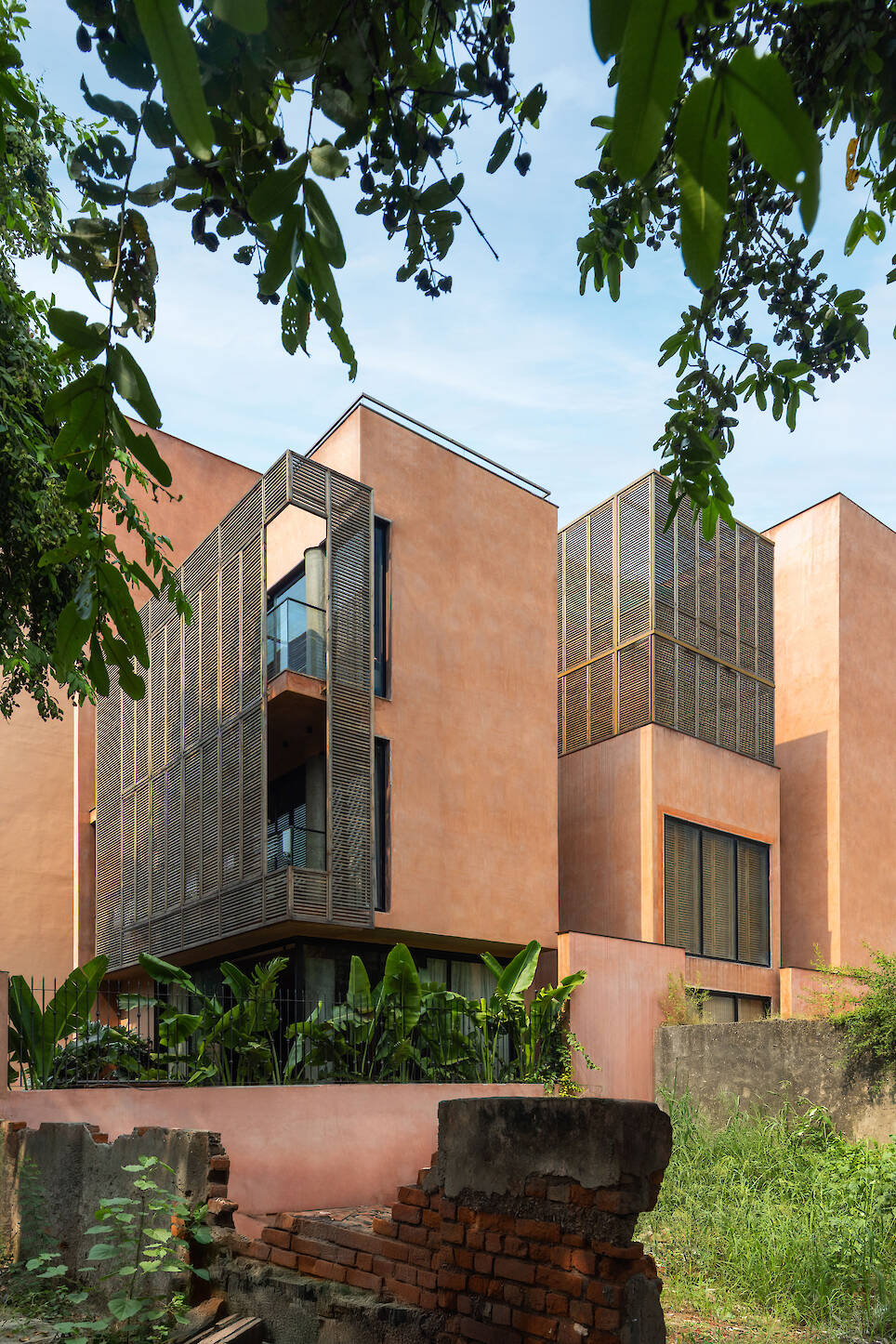 A Tale of Tinted Courts Residence / Architects Collaborative