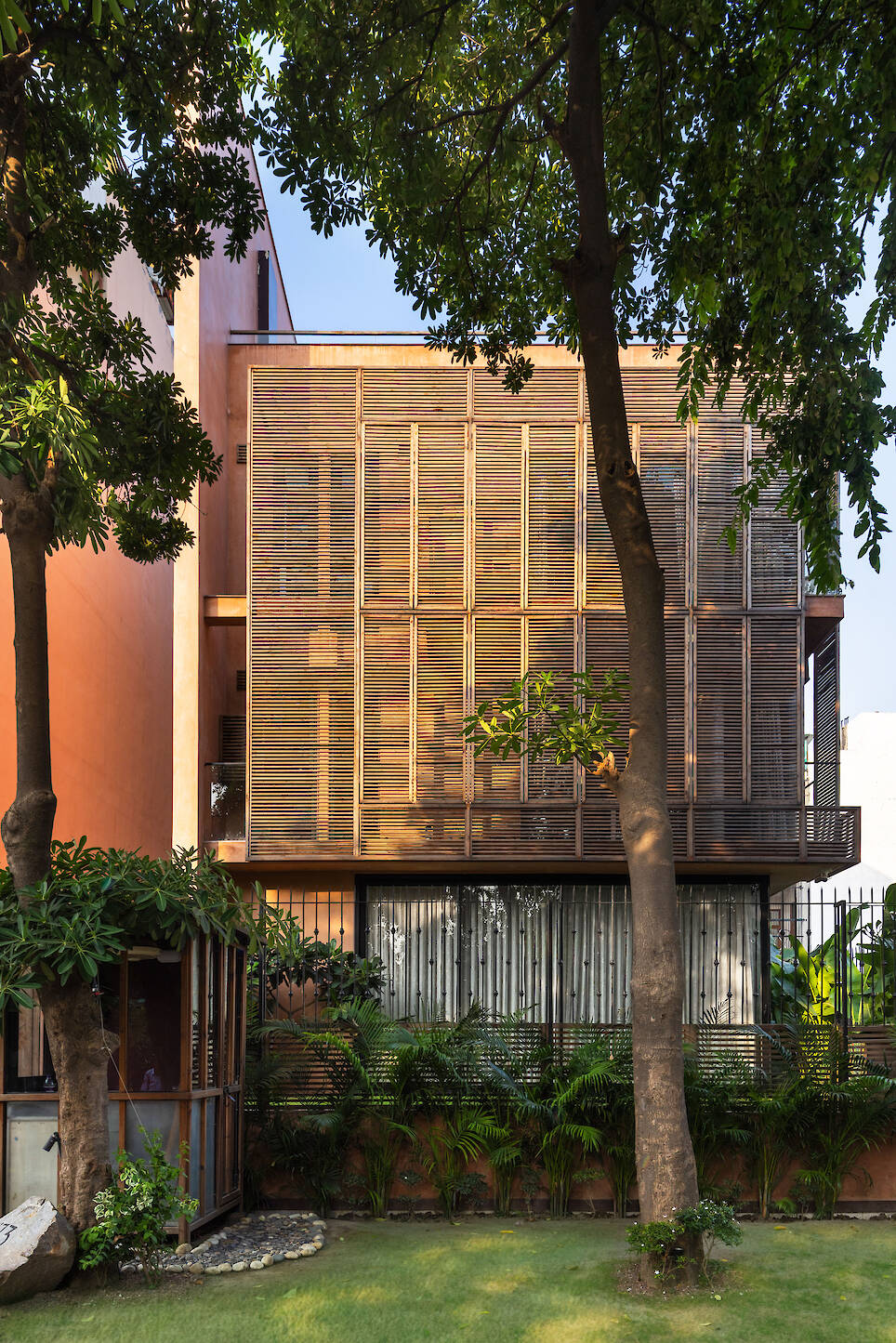 A Tale of Tinted Courts Residence / Architects Collaborative