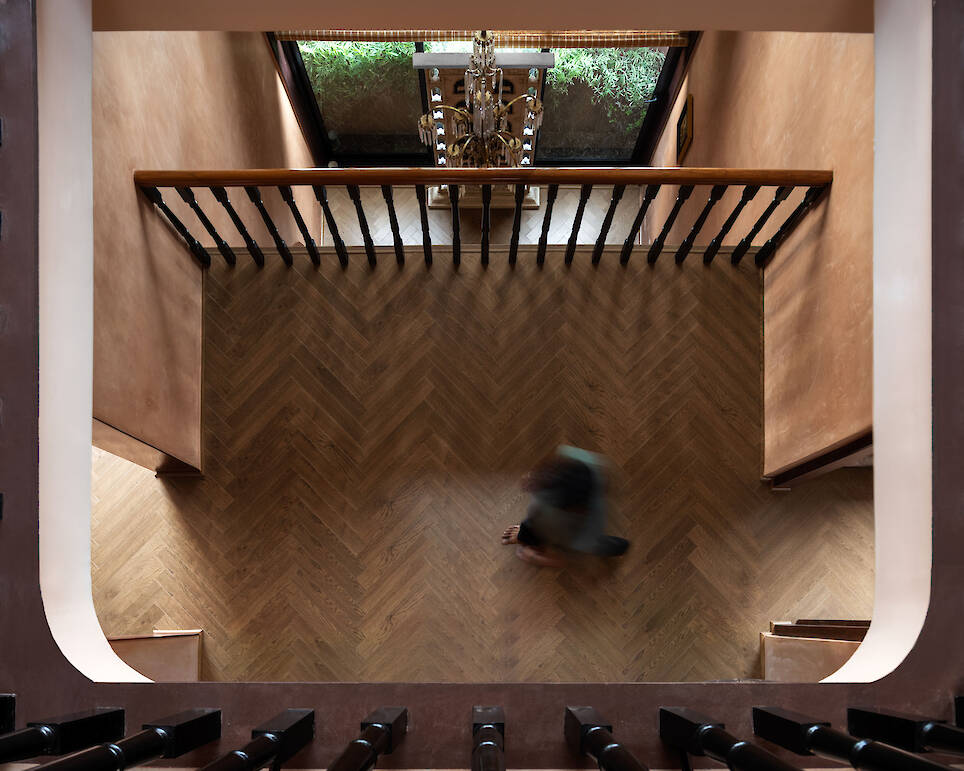 A Tale of Tinted Courts Residence / Architects Collaborative