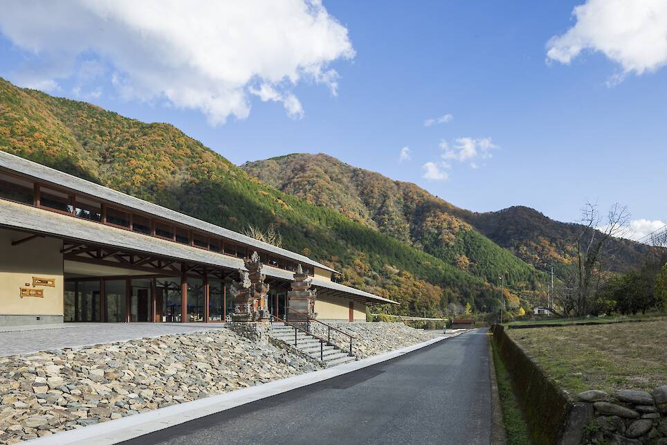 Misato Canoe Boathouse / STUDIO YY