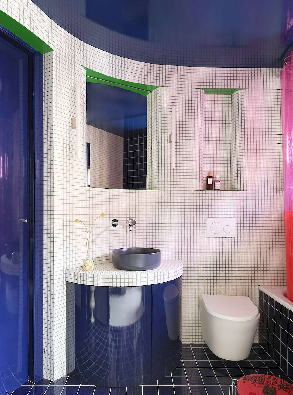 This Eye-Popping Madrid Apartment Overachieves on Its Only Goal - Photo 9 of 13 -