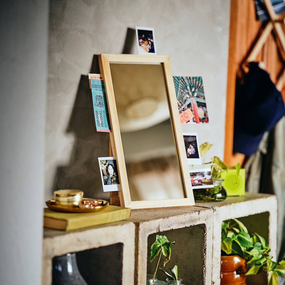 <p><a href="https://go.shopmy.us/p-76036802" target="_blank">A mirror has grooves to double as a display for photos and postcards, £12</a></p>