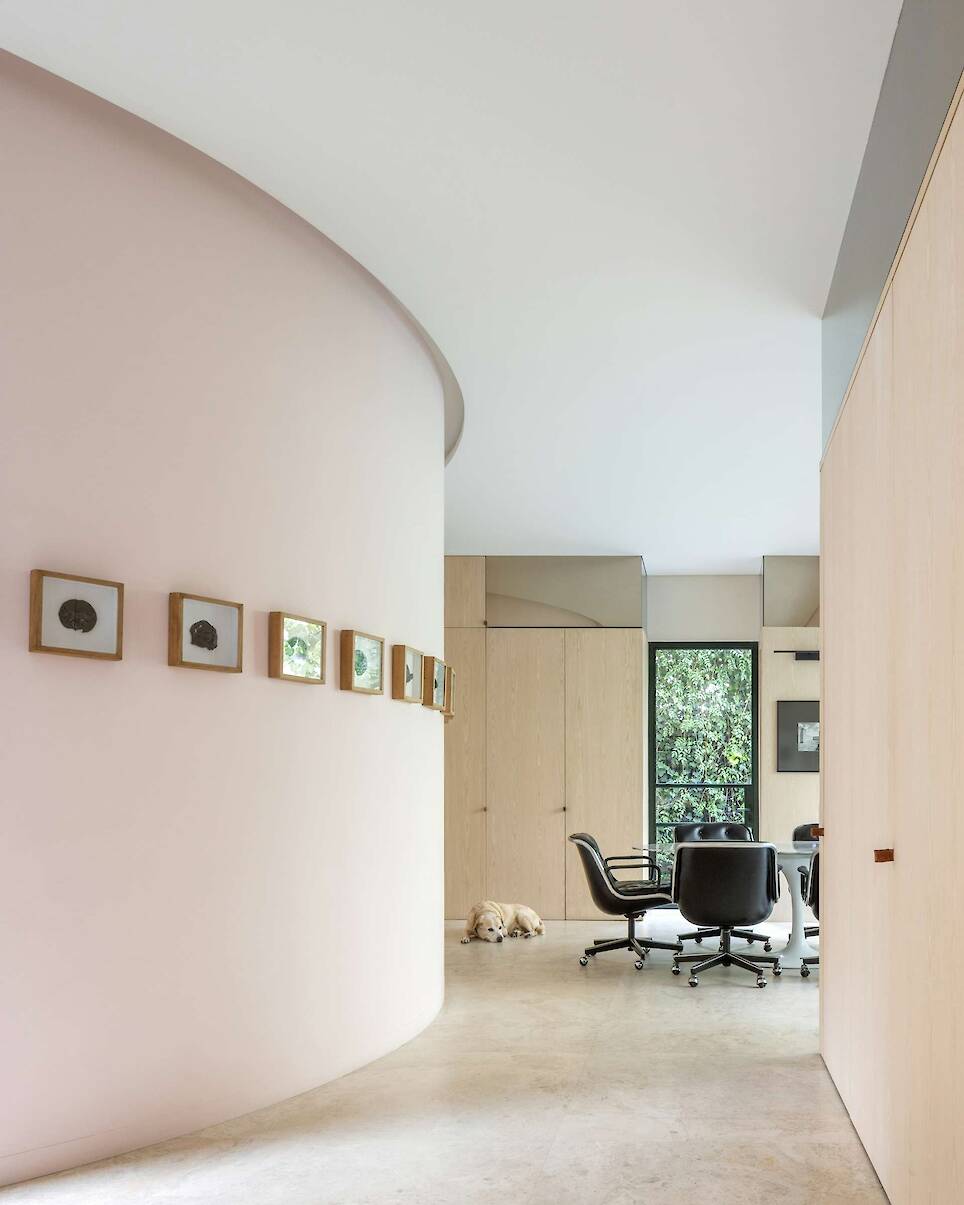 A Pink Stair With an Atrium and Bookshelves Revives This 1930s Mexico City Home - Photo 14 of 15 -