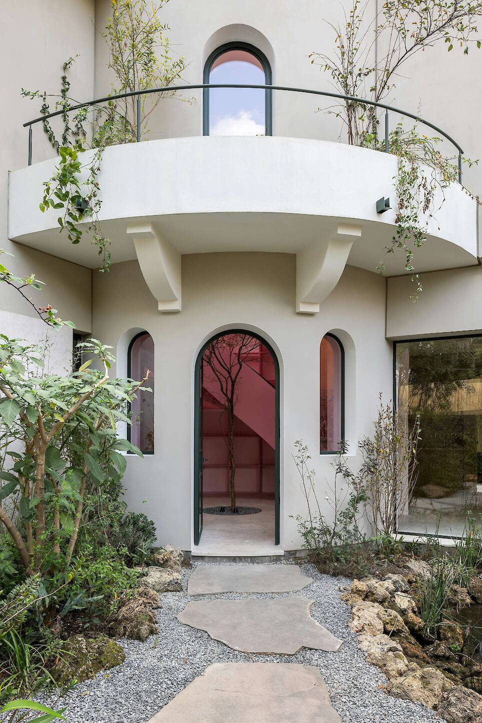 A Pink Stair With an Atrium and Bookshelves Revives This 1930s Mexico City Home - Photo 2 of 15 -