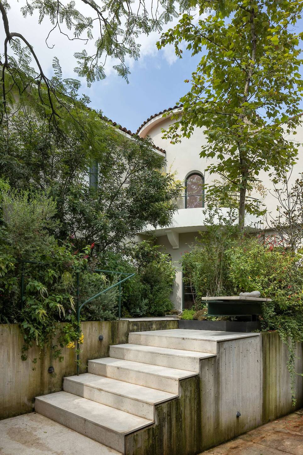 A Pink Stair With an Atrium and Bookshelves Revives This 1930s Mexico City Home - Photo 1 of 15 -