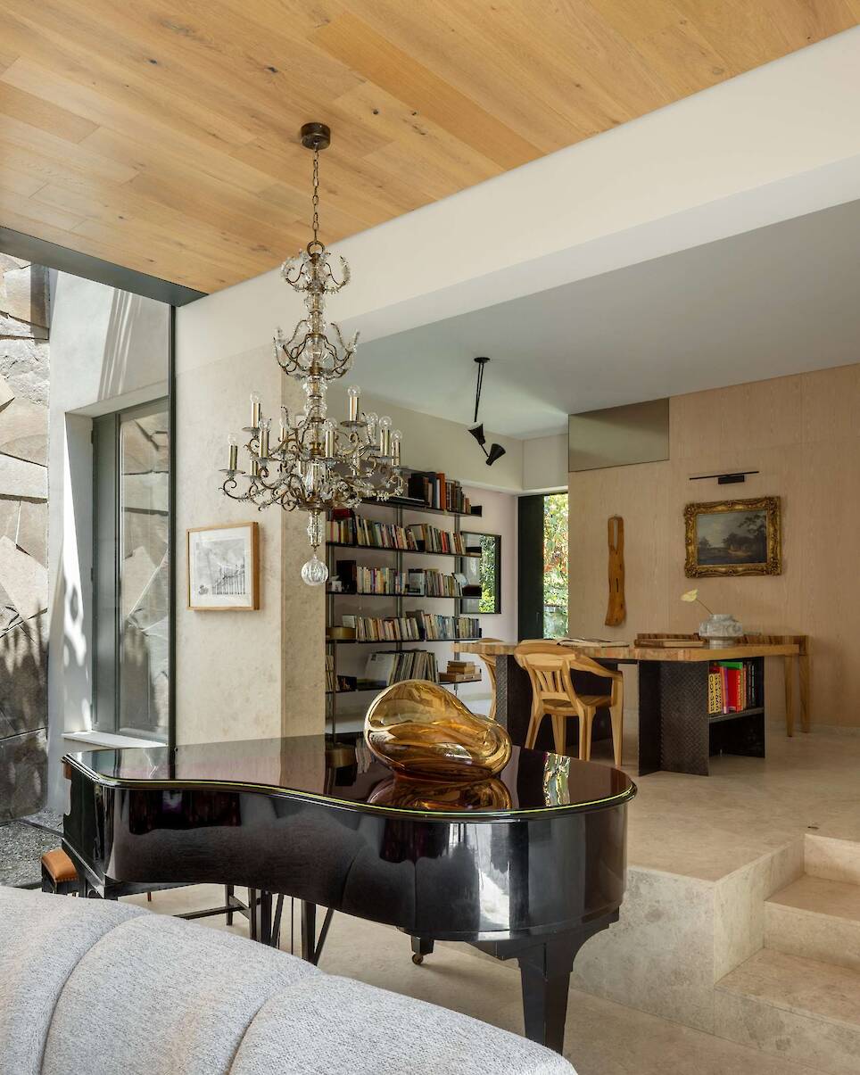 A Pink Stair With an Atrium and Bookshelves Revives This 1930s Mexico City Home - Photo 11 of 15 -