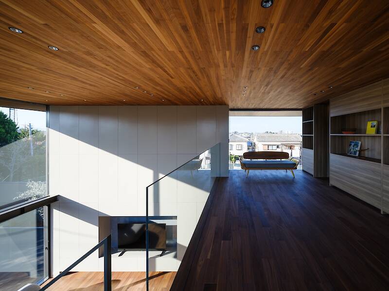 A Deep Roofline Shapes This Hillside Home in Osaka