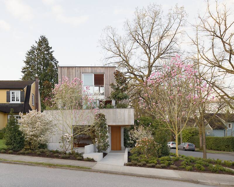 In Kitsilano, Vancouver, Oak Trees and Magnolias Frame This Cabin-Like House