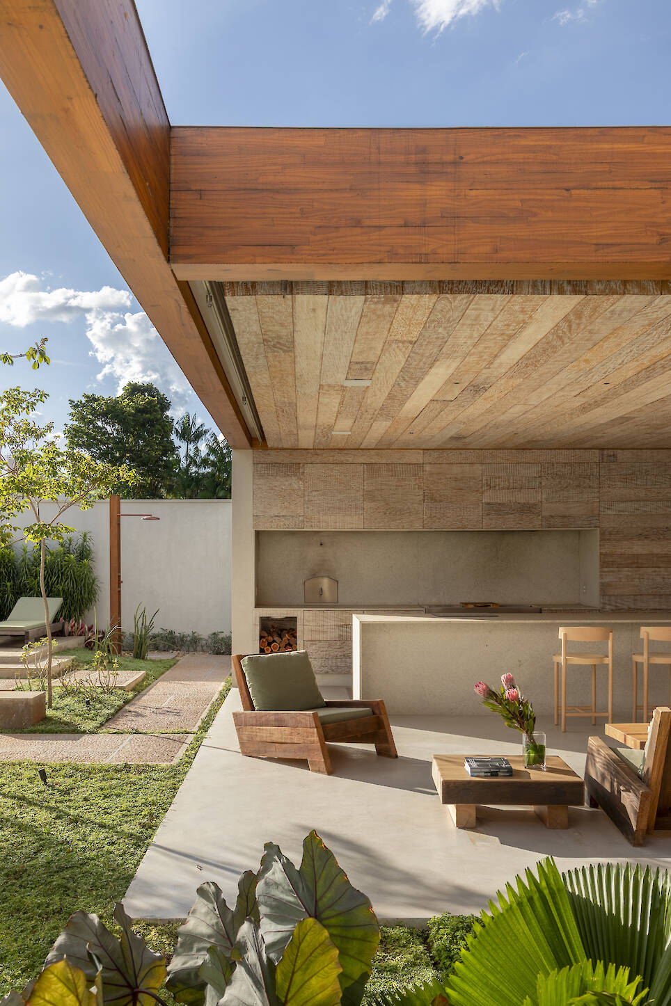 Views of the garden, landscaped by LF Paisagismo