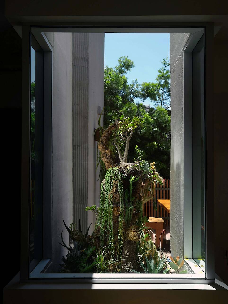 This Monolithic Home in Los Angeles References the City’s First Museum - Photo 5 of 15 -