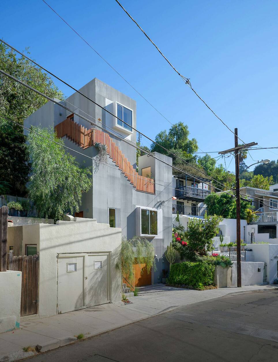 This Monolithic Home in Los Angeles References the City’s First Museum - Photo 3 of 15 -