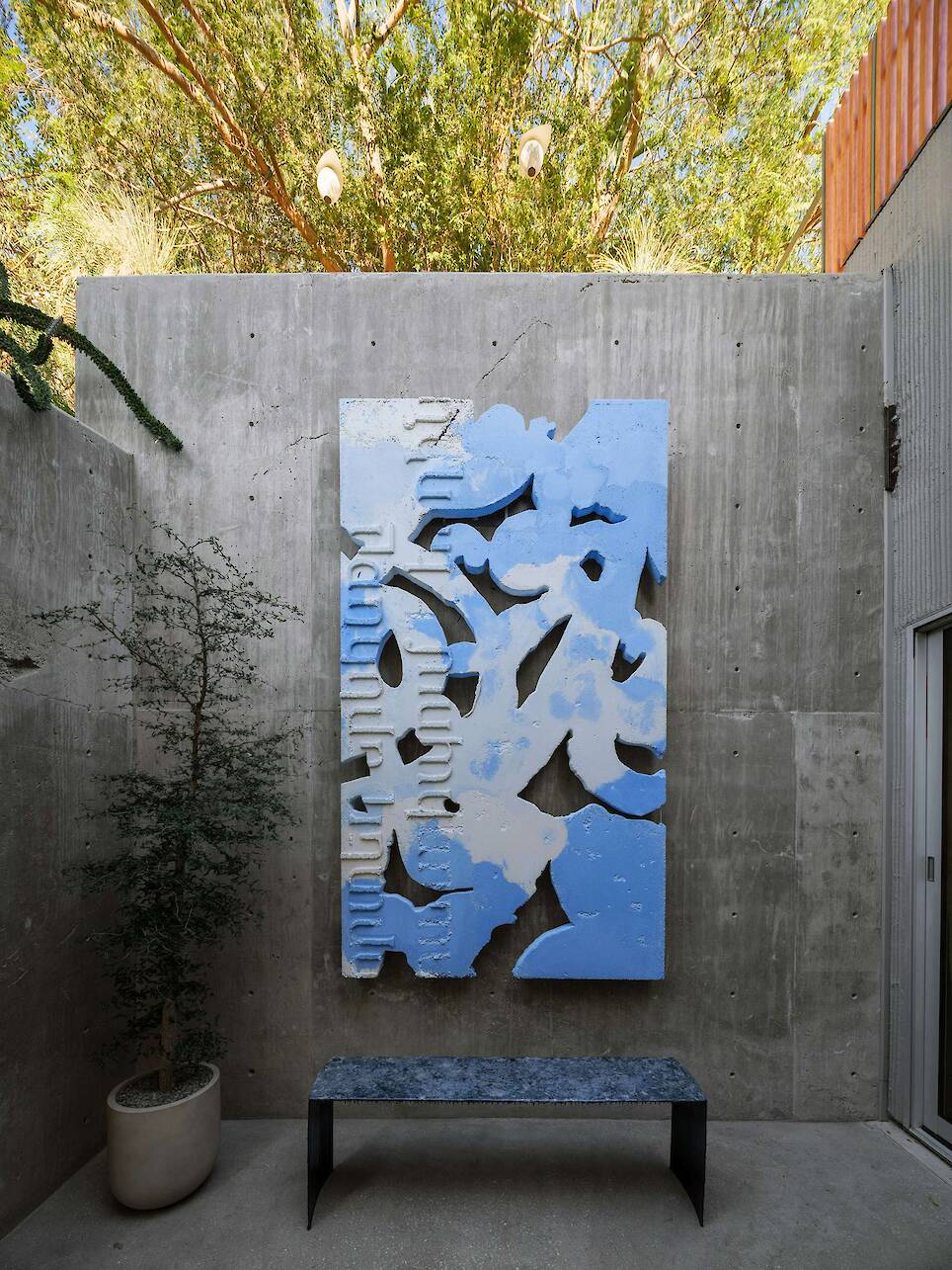 This Monolithic Home in Los Angeles References the City’s First Museum - Photo 7 of 15 -