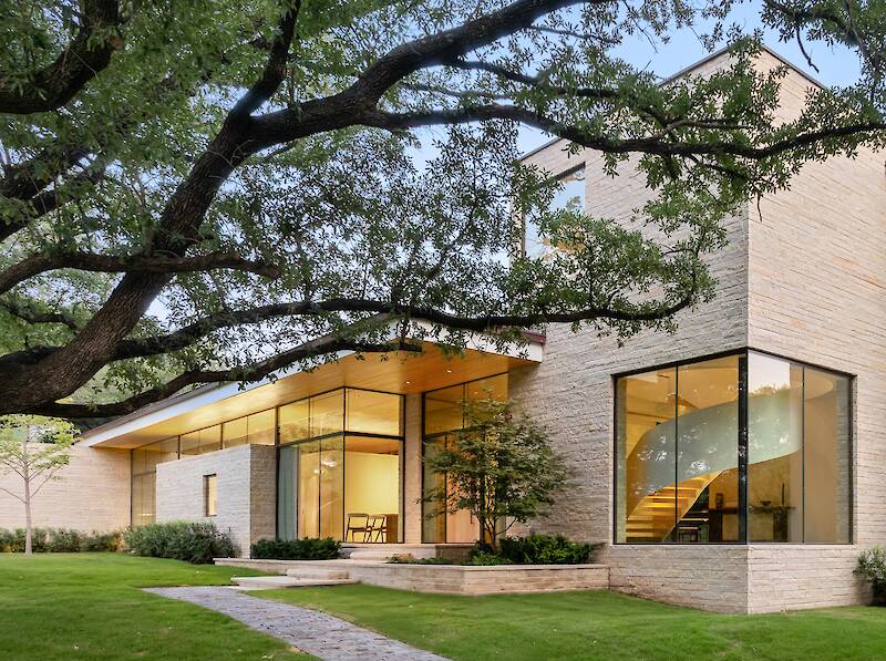 A Family House in Dallas Offers a Combination of Sanctuary and Expansive Living Spaces
