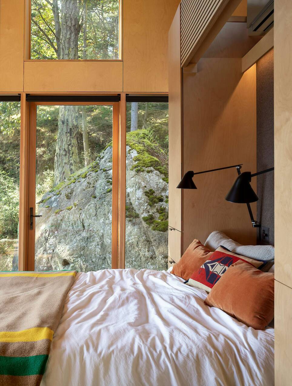 Corbusier and Thoreau Inspired This 400-Square-Foot Washington Retreat - Photo 8 of 11 -