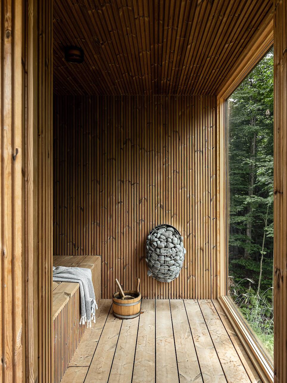 Elizabeth Herrmann Clads a Cornwall Home in Gendai Yakisugi
