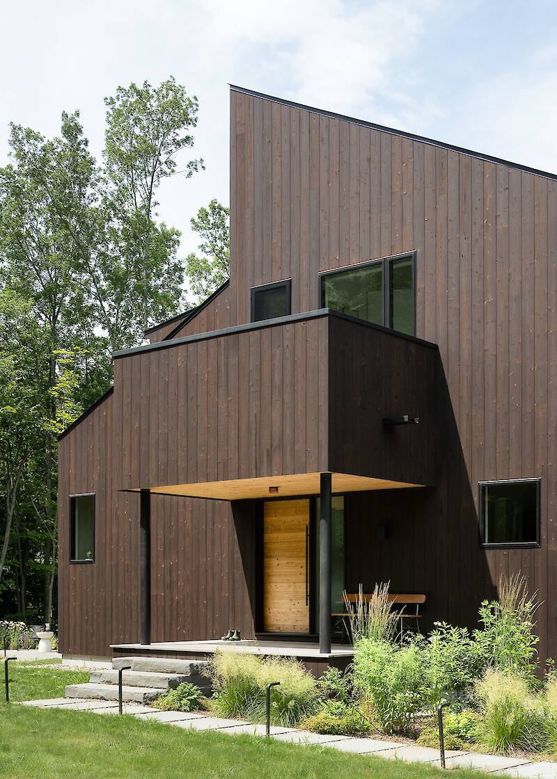 Elizabeth Herrmann Clads a Cornwall Home in Gendai Yakisugi