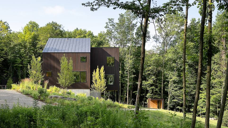 Elizabeth Herrmann Clads a Cornwall Home in Gendai Yakisugi